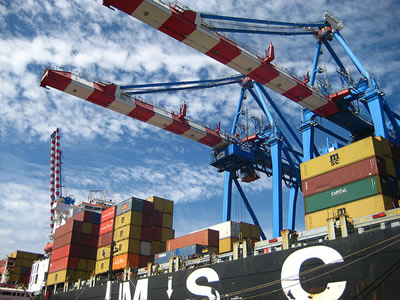 Terminal portuaria con grúa y contenedores