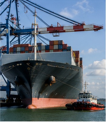 Buque portacontenedores asistido por remolcador